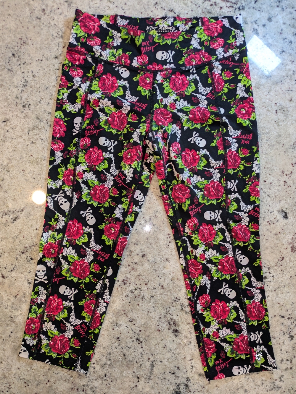 Betsey Johnson Performance M Skull Rose Floral Capri Leggings Punk